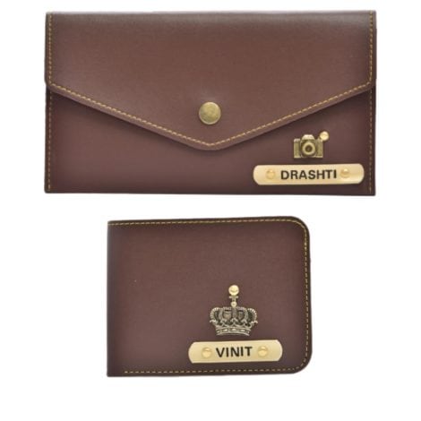 Personalized Wallets for Couples: A perfect gift for anniversaries, with custom name and charm. Available in black and brown.