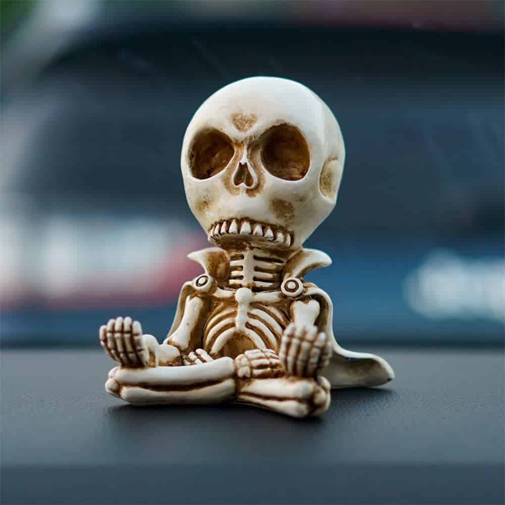 JARPSIRY Cute Medidating Skull Dashboard Phone Holder for Car, Car Phone Mount, Skull Car Interior Accessories, Home Office Gothic Halloween Decorations, Funny Gifts for Women Men