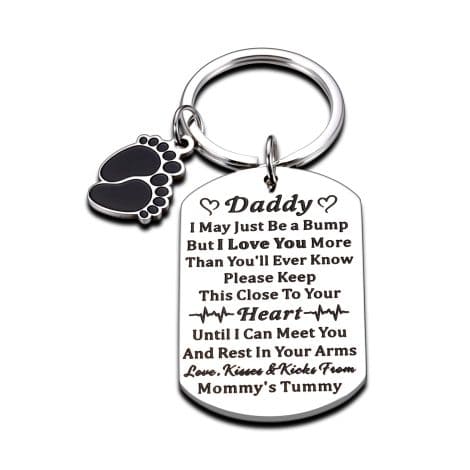 Gifts for soon-to-be fathers: keychain for first-time dads from spouse, perfect for Father’s Day, Christmas, or Valentine’s Day.