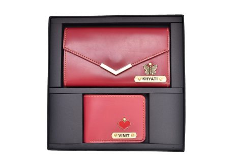 Personalized Wallet for Couples, ideal gift for Anniversaries and Weddings with name and charm, in a wine color.